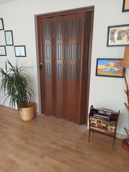 Sarpaş Akordiyon Kalın Kapı Camlı Ceviz  Desenli Katlanır Akordeon Pvc Anahtar Kilitli