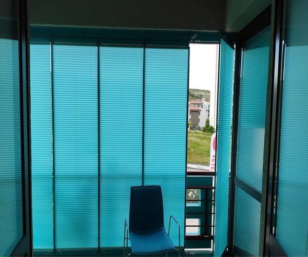 SARPAŞ Plise Ofis Cam Balkon Perdesi Turkuaz Mavi Kumaş Vidalı
