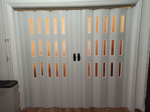 Sarpaş Akordiyon Kapı Beyaz Camlı 12 mm Çift Açılım Katlanır Akordeon Pvc 253 - 267 - 236 - 250