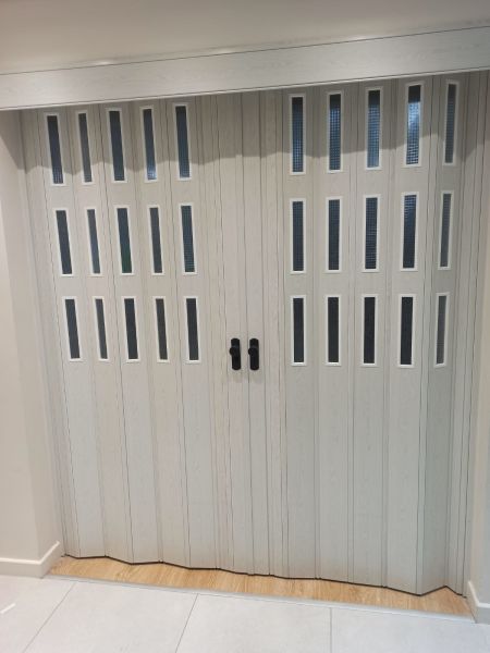 Sarpaş Akordiyon Kapı Akçaağaç Camlı 12 mm Desenli Çift Açılım Katlanır Akordeon Pvc