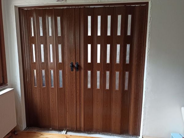 Sarpaş Akordiyon Kapı Ceviz Camlı 12 mm Desenli Çift Açılım Katlanır Akordeon Pvc