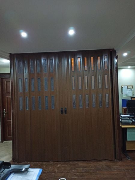 Sarpaş Akordiyon Kapı Ceviz Camlı 12 mm Desenli Çift Açılım Katlanır Akordeon Pvc