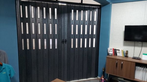 Sarpaş Akordiyon Kalın Kapı Karaağaç Camlı Desenli Çift Açılım Katlanır Akordeon Pvc Anahtar Kilitli