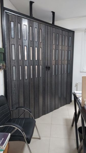 Sarpaş Akordiyon Kapı Karaağaç Camlı 12 mm Desenli Çift Açılım Katlanır Akordeon Pvc