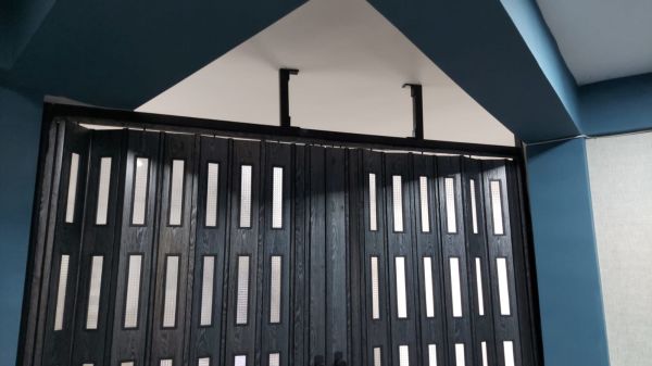 Sarpaş Akordiyon Kapı Karaağaç Camlı 12 mm Desenli Çift Açılım Katlanır Akordeon Pvc