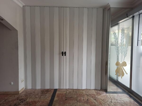 Sarpaş Akordiyon Kalın Kapı Akçaağaç Camsız Desenli Çift Açılım Katlanır Akordeon Pvc Anahtar Kilitli