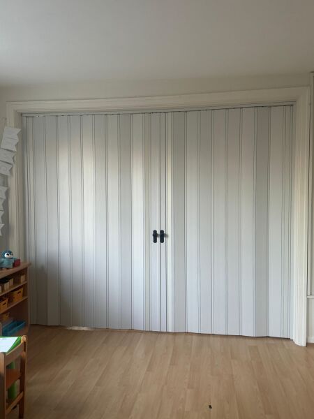 Sarpaş Akordiyon Kalın Kapı Beyaz Camsız Çift Açılım Katlanır Akordeon Pvc Anahtar Kilitli