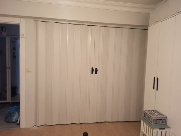 Sarpaş Akordiyon Kapı Beyaz Camsız 12 mm Çift Açılım Katlanır Akordeon Pvc